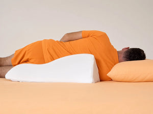 The space between the head pillow and the Papaya Pillow creates a comfortable gap for your shoulder. The size of the gap is adjustable by moving the body wedge up and down on the mattress.