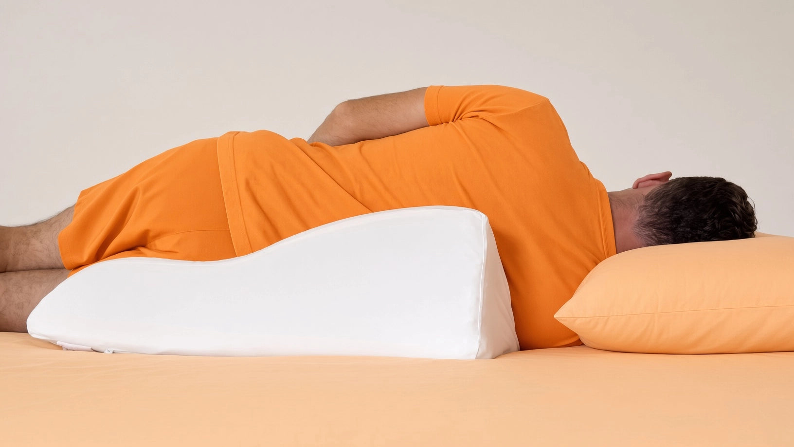 The space between the head pillow and the Papaya Pillow creates a comfortable gap for your shoulder. The size of the gap is adjustable by moving the body wedge up and down on the mattress.
