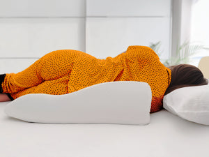 The space between the head pillow and the Papaya Pillow creates a comfortable gap for your shoulder. The size of the gap is adjustable by moving the body wedge up and down on the mattress.